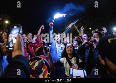 Barcelona, Spanien. 10.. Dezember 2022. Mehrere argentinische Fans feiern die Qualifikation zum Halbfinale. Etwa 500 Argentinier feiern den Sieg im Arc de Triomphe in Barcelona, nachdem sie die Niederlande mit Elfmetern geschlagen haben. (Foto: Ximena Borrazas/SOPA Images/Sipa USA) Guthaben: SIPA USA/Alamy Live News Stockfoto