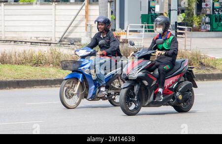 RATCHABURI, THAILAND, NOVEMBER 16 2022, Ein Mann fährt auf einem Motorrad an der Stadtstraße Stockfoto