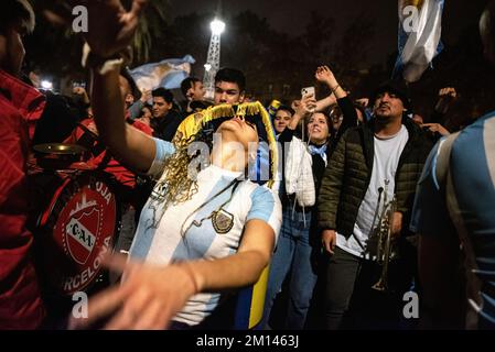 Barcelona, Spanien. 10.. Dezember 2022. Eine Frau tanzt inmitten von Trommeln und singt, um Argentiniens Qualifikation zu feiern. Etwa 500 Argentinier feiern den Sieg im Arc de Triomphe in Barcelona, nachdem sie die Niederlande mit Elfmetern geschlagen haben. Kredit: SOPA Images Limited/Alamy Live News Stockfoto