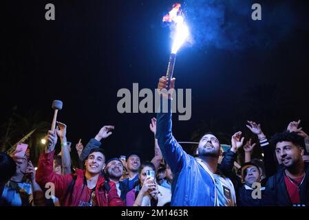 Barcelona, Spanien. 10.. Dezember 2022. Ein argentinischer Mann zündet ein Leuchtfeuer an, um den Sieg über die Niederlande zu feiern. Etwa 500 Argentinier feiern den Sieg im Arc de Triomphe in Barcelona, nachdem sie die Niederlande mit Elfmetern geschlagen haben. Kredit: SOPA Images Limited/Alamy Live News Stockfoto