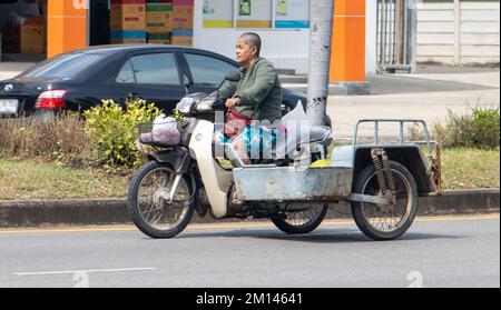 RATCHABURI, THAILAND, NOVEMBER 16 2022, Eine Frau fährt ein Motorrad mit Beiwagen Stockfoto