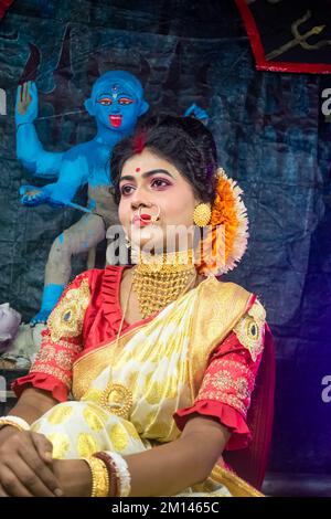 kali Puja Look Fotoshooting basiert auf Festival mit ethnischem Look. Wie Ein Gesicht von Hindu verheiratet woman.front von einem Idol, Happy Navratri, indische Kultur. Stockfoto