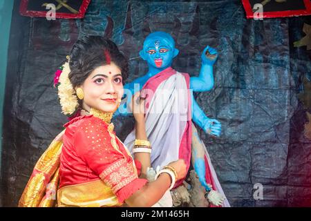 kali Puja Look Fotoshooting basiert auf Festival mit ethnischem Look. Wie Ein Gesicht von Hindu verheiratet woman.front von einem Idol, Happy Navratri, indische Kultur. Stockfoto