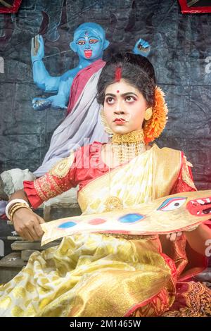 kali Puja Look Fotoshooting basiert auf Festival mit ethnischem Look. Wie Ein Gesicht von Hindu verheiratet woman.front von einem Idol, Happy Navratri, indische Kultur. Stockfoto