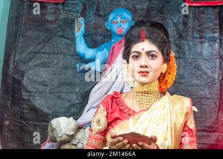 kali Puja Look Fotoshooting basiert auf Festival mit ethnischem Look. Wie Ein Gesicht von Hindu verheiratet woman.front von einem Idol, Happy Navratri, indische Kultur. Stockfoto