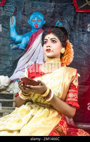 kali Puja Look Fotoshooting basiert auf Festival mit ethnischem Look. Wie Ein Gesicht von Hindu verheiratet woman.front von einem Idol, Happy Navratri, indische Kultur. Stockfoto
