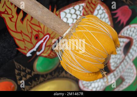 Ein Hammer mit einem gong, dekoriert mit buddhistischer Mythologie, Thailand Stockfoto