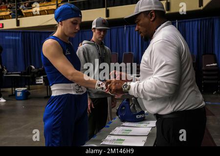 Lubbock, TX, USA. 9.. Dezember 2022. Christine Forkins aus Nashville, TN, lässt ihre Handtücher vor ihrem Halbfinale von einer US Boxing-Agentin überprüfen, bevor sie ihre Handschuhe bekommt. (Kreditbild: © Adam DelGiudice/ZUMA Press Wire) Kredit: ZUMA Press, Inc./Alamy Live News Stockfoto