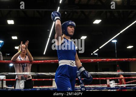 Lubbock, TX, USA. 9.. Dezember 2022. Christine Forkins aus Nashville, TN, betritt den Ring vor der ersten Glocke ihres Halbfinalspiels Elite Female 146lb. (Kreditbild: © Adam DelGiudice/ZUMA Press Wire) Kredit: ZUMA Press, Inc./Alamy Live News Stockfoto