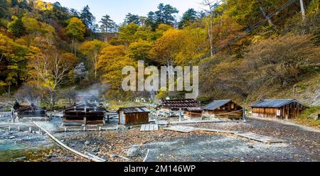 Altes Onsen-Bad aus Holz beherbergt Spa-Gebäude im Sumpf von Nikko Japan Stockfoto