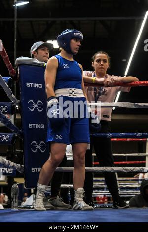 Lubbock, TX, USA. 9.. Dezember 2022. Christine Forkins aus Nashville, TN, betritt den Ring vor der ersten Glocke ihres Halbfinalspiels Elite Female 146lb. (Kreditbild: © Adam DelGiudice/ZUMA Press Wire) Kredit: ZUMA Press, Inc./Alamy Live News Stockfoto