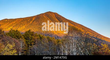 Malerischer Sonnenuntergang am Mount Nantai im Nikko-Nationalpark Japan Stockfoto