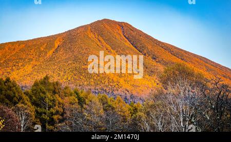 Malerischer Sonnenuntergang am Mount Nantai im Nikko-Nationalpark Japan Stockfoto