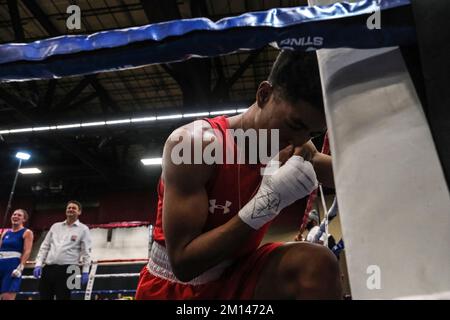 Lubbock, TX, USA. 9.. Dezember 2022. Stacia Suttles aus Philadelphia, PA, kniet für einen Moment des Gebets nach ihrem Elite Female 146lb-Wettbewerb, bei dem sie zur Gewinnerin erklärt wurde. (Kreditbild: © Adam DelGiudice/ZUMA Press Wire) Kredit: ZUMA Press, Inc./Alamy Live News Stockfoto