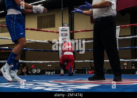 Lubbock, TX, USA. 9.. Dezember 2022. Dedrick Crocklem aus Tacoma, WA, kniet nach seinem Wettbewerb Elite Male 139lb, bei dem er zum Gewinner erklärt wurde, für einen Moment des Gebets. (Kreditbild: © Adam DelGiudice/ZUMA Press Wire) Kredit: ZUMA Press, Inc./Alamy Live News Stockfoto