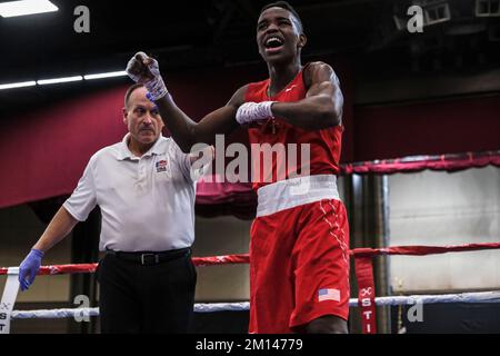 Lubbock, TX, USA. 9.. Dezember 2022. Dedrick Crocklem aus Tacoma, WA, feiert, nachdem er zum Gewinner seines Elite Male 139lb-Spiels erklärt wurde. (Kreditbild: © Adam DelGiudice/ZUMA Press Wire) Kredit: ZUMA Press, Inc./Alamy Live News Stockfoto