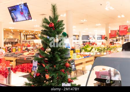 Weihnachtsdekorationen und weihnachtsbaum im Coles Supermarkt in Sydney, Australien 2022 Stockfoto