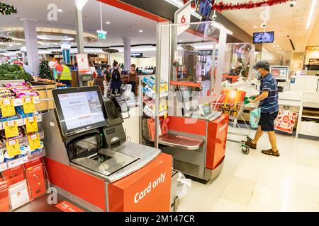 Coles Supermarkt Australien Mann einkaufen mit Supermarkt Trolley und trägt Covid 19 Maske in einem Sydney Supermarkt, NSW, Australien,2022 Stockfoto
