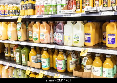 Auswahl an frischen Säften zum Verkauf in einem australischen Supermarkt in Sydney Stockfoto