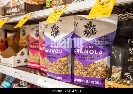 Beutel mit Müsli-Frühstückszerealien in Himbeeren- und Heidelbeergeschmack zum Verkauf in einem australischen Supermarkt, ausgestellt auf einem Regal Stockfoto