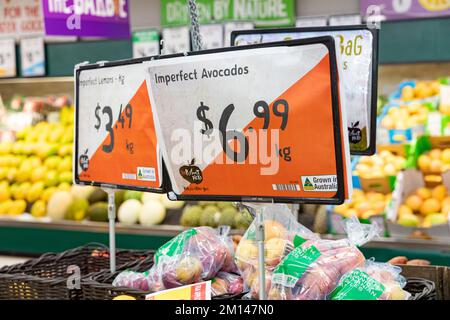 Unperfekte Avocados und unperfekte Zitronen, die in einem Harris Farm Supermarkt in Sydney verkauft werden, Preis pro kg auf dem Ladenschild, tragen dazu bei, Abfall zu reduzieren Stockfoto