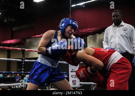 Lubbock, TX, USA. 9.. Dezember 2022. Action zwischen Brook Sibrian (blau) aus Palm Desert, CA, und Issabel Vasquez aus Orlando, FL im Elite Female 114lb Championship-Kampf. Sibrian wurde durch Entscheidung in zum Sieg erklärt. (Kreditbild: © Adam DelGiudice/ZUMA Press Wire) Kredit: ZUMA Press, Inc./Alamy Live News Stockfoto