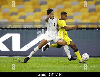 Kuala Lumpur, Malaysia. 09.. Dezember 2022. Tes Sambath aus Kambodscha (L) und Ruventhiran aus Malaysia in Aktion während des internationalen Spiels Stufe 1 zwischen Malaysia und Kambodscha im Nationalstadion Bukit Jalil. Endstand: Malaysia 4:0 Kambodscha Kredit: SOPA Images Limited/Alamy Live News Stockfoto