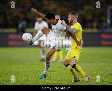 Kuala Lumpur, Malaysia. 09.. Dezember 2022. SOS Suhana aus Kambodscha (L) und Tuck Lee Andrew aus Malaysia in Aktion während des internationalen Spiels Stufe 1 zwischen Malaysia und Kambodscha im Nationalstadion Bukit Jalil. Endstand: Malaysia 4:0 Kambodscha Kredit: SOPA Images Limited/Alamy Live News Stockfoto