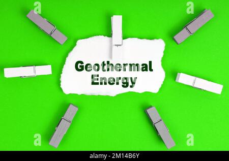 Ökologiekonzept. Wäscheklammern und ein Blatt Papier mit der Aufschrift Geothermal Energy Stockfoto