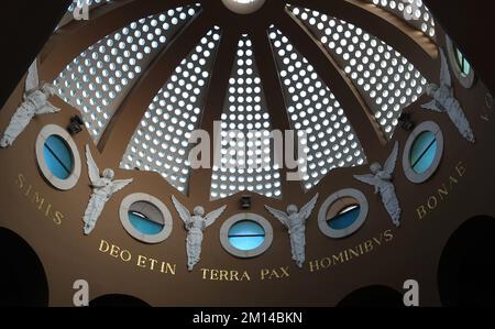 Innere Kuppel der Shepherds' Field Chapel, die nach katholischer Tradition die Engel erstmals die Geburt Christi in der palästinensischen Stadt Beit Sahour oder Bayt Sahur in der Nähe der Stadt Bethlehem im Westjordanland im israelischen Westufer verkündeten Stockfoto