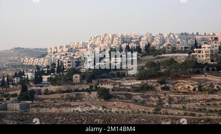 Blick auf Har Homa, offiziell Homat Shmuel, eine israelische Siedlung im Südosten Jerusalems, gegenüber den Vororten der palästinensischen Stadt Beit Sahour. Die Siedlung wird auch als „Jabal Abu Ghneim“ (auch „Jabal Abu Ghunaym“) bezeichnet, der arabische Name des Hügels. Ein Zweck des Beschlusses zur Genehmigung der Gründung war es, das Wachstum der nahegelegenen palästinensischen Stadt Bethlehem zu behindern. Stockfoto