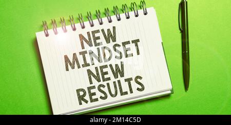 Handschriftlicher Text Neue Einstellung Neue Ergebnisse. Internetkonzept Offene Möglichkeiten grenzenlos Denken Sie größer Stockfoto