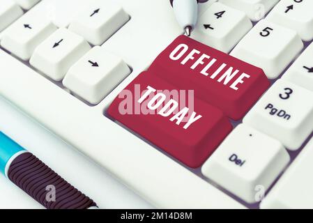 Handschriftliches Schild Offline. Das Wort für die fehlende direkte Verbindung zu einem Computer oder externen Netzwerk Stockfoto