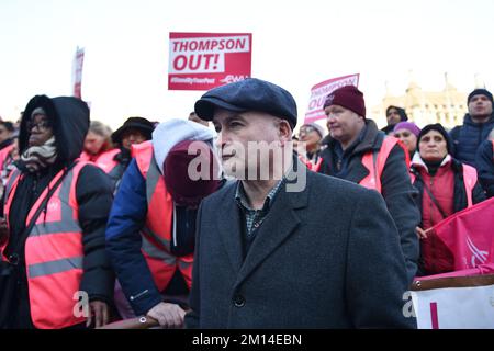 Mick Lynch, Generalsekretär des nationalen Verbands der Arbeiter im Eisenbahn-, See- und Verkehrssektor (RMT) bei der Rallye. Stehen Sie zu Ihrer Post-Kundgebung am Parliament Square in London, wo Tausende von Royal Mail-Arbeitern sich einem Streik über Lohn und Arbeitsbedingungen angeschlossen haben, in dem sie den Rücktritt des Chief Executive Officer von Royal Mail, Simon Thompson, forderten. Stockfoto