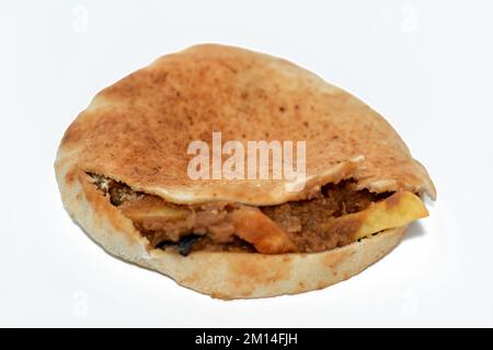 Mischung aus Kartoffeln, gebratenen Fingern, pürierten Fava-Bohnen, gebratener Aubergine, ägyptischem Falafel-grünen Burger, gekochten Eiern und Tahini gefüllt in einem Shami flatbre Stockfoto