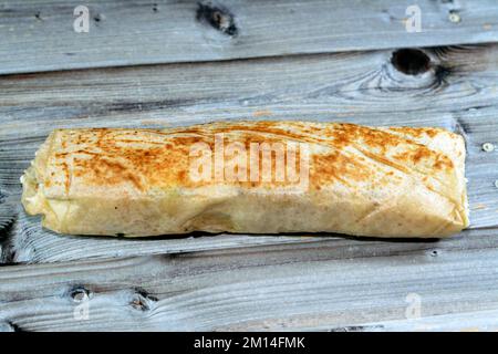 Syrisches Rezept Küche Hintergrund, Huhn Shawerma oder Shawarma Tortilla Wrap mit Zwiebeln, Tomaten, Salat und Knoblauchsauce in syrischem Brot isoliert auf Stockfoto