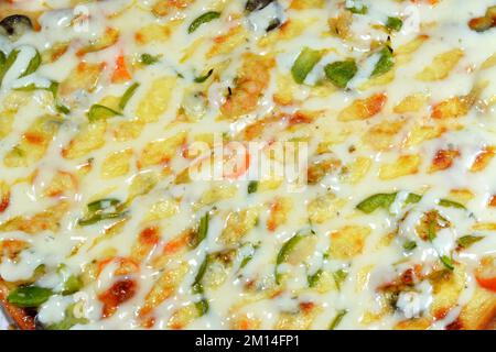 Sea Ranch Pizza mit Garnelen, Krabbenstücken, Ranch Sauce, Scheiben von Paprika und Mozzarella, italienische und amerikanische Küche Hintergrund, Fast Junkfood Conce Stockfoto