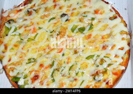 Sea Ranch Pizza mit Garnelen, Krabbenstücken, Ranch Sauce, Scheiben von Paprika und Mozzarella, italienische und amerikanische Küche Hintergrund, Fast Junkfood Conce Stockfoto