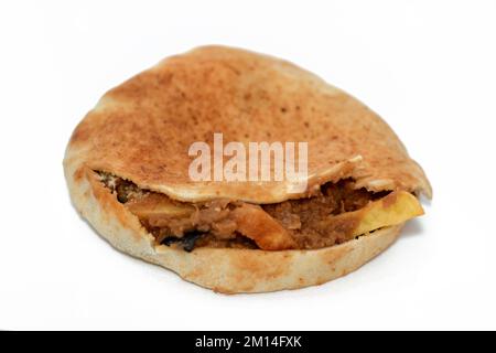 Mischung aus Kartoffeln, gebratenen Fingern, pürierten Fava-Bohnen, gebratener Aubergine, ägyptischem Falafel-grünen Burger, gekochten Eiern und Tahini gefüllt in einem Shami flatbre Stockfoto