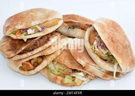 Traditionelles ägyptisches, beliebtes Frühstück mit Street Sandwiches mit pürierten Fava-Bohnen, frittierten knusprigen Falafel-Bällen, gebratener alexandrinischer Aubergine in Shami-Brot Stockfoto