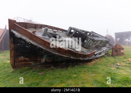 Alte, rostige Walfangschiffe und Verarbeitungsanlagen in einer inzwischen verlassenen Walfangstation in Grytviken auf der Insel Südgeorgien Stockfoto