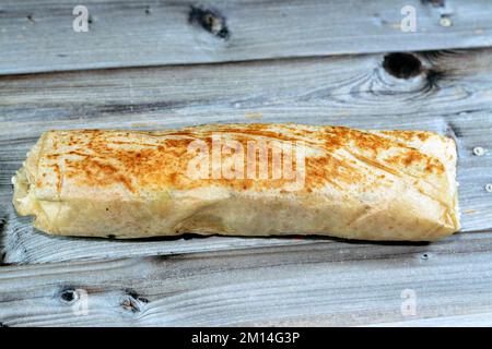 Syrisches Rezept Küche Hintergrund, Huhn Shawerma oder Shawarma Tortilla Wrap mit Zwiebeln, Tomaten, Salat und Knoblauchsauce in syrischem Brot isoliert auf Stockfoto