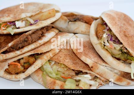 Traditionelles ägyptisches, beliebtes Frühstück mit Street Sandwiches mit pürierten Fava-Bohnen, frittierten knusprigen Falafel-Bällen, gebratener alexandrinischer Aubergine in Shami-Brot Stockfoto