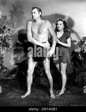 JOHNNY WEISSMULLER und BRENDA JOYCE in TARZAN UND DIE JÄGERIN (1947) unter der Leitung VON KURT NEUMANN. Kredit: RKO/Album Stockfoto