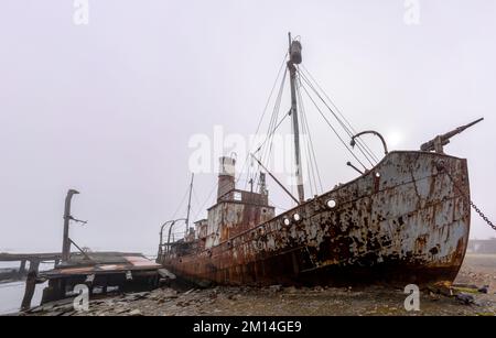 Alte, rostige Walfangschiffe und Verarbeitungsanlagen in einer inzwischen verlassenen Walfangstation in Grytviken auf der Insel Südgeorgien Stockfoto