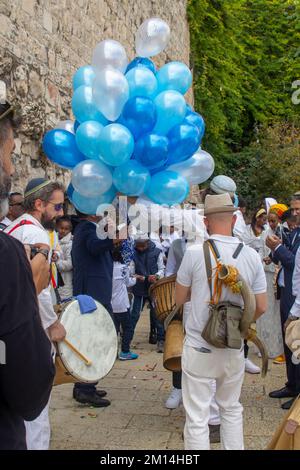 10. November 2022 Familie und Freunde genießen die Bar Mitzvah-Feiern in der Nähe des Jaffa-Tors, während sich die Party auf den Weg zur Westmauer und zum Tempel Mou macht Stockfoto