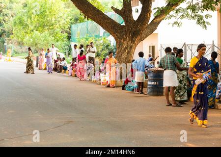 Puducherry, Tamil Nadu, Indien - März circa, 2020. Ein öffentliches Krankenhaus Eingang im Freien. Mit Leuten, die darauf warten, hereinzukommen, sitzen auf dem Boden, ohne soziale Stockfoto