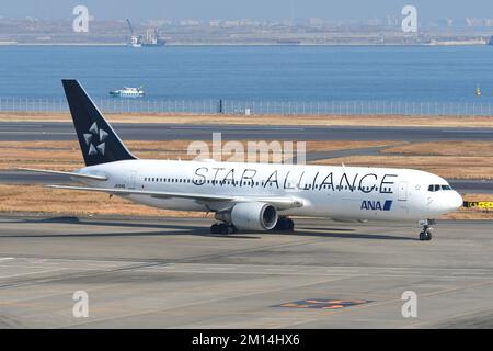Tokio, Japan - 12. Januar 2020: Alle Nippon Airways (ANA) Star Alliance Looks Boeing B767-300ER (JA614A) Passagierflugzeug. Stockfoto