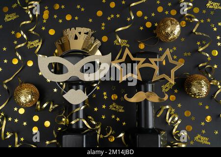 Zwei Kurzhanteln für Silvesterfeier oder Karneval und goldene Dekoration. Fitness-Frohes neues Jahr. Fitness-Workout-Auflösung. Stockfoto