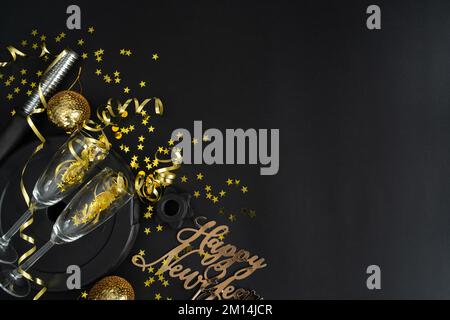 Gym Hantelplatte, goldene Dekoration, Champagnergläser für Silvesterfeier. Frohes Neujahrsfest mit Kopierbereich. Stockfoto